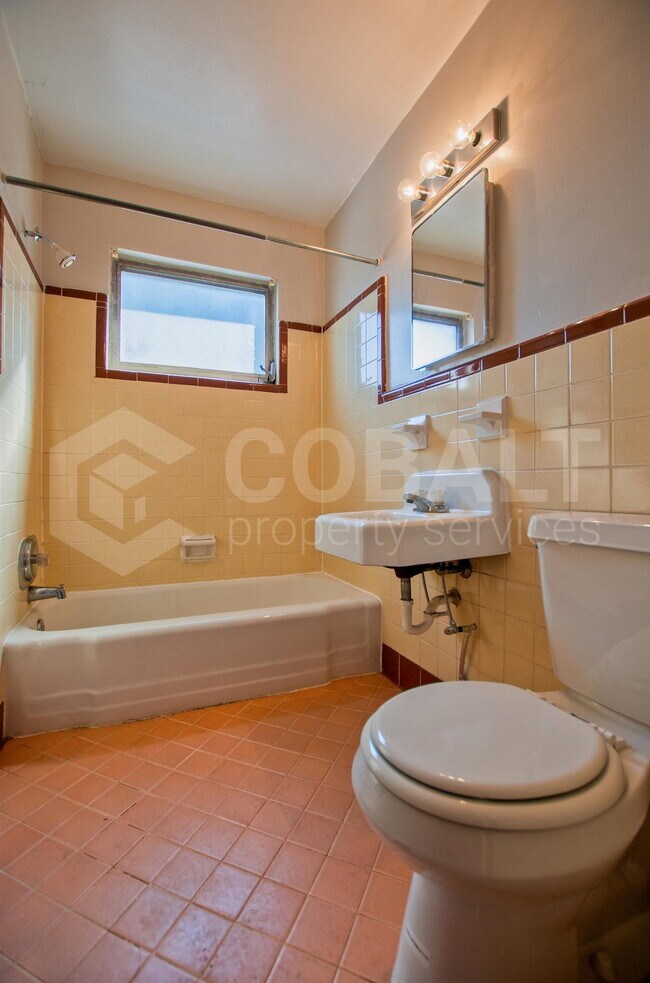 Building Photo - 954 St Charles Ave NE