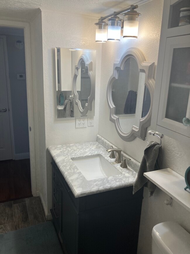 Building Photo - 1800 Club House Dr