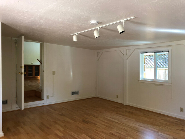 Building Photo - Adorable Two Bedroom in Pacific Grove!