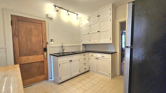 Building Photo - Very well maintained 2 Bed 1 bath duplex at 4536 Grand Ave S, Minneapolis.