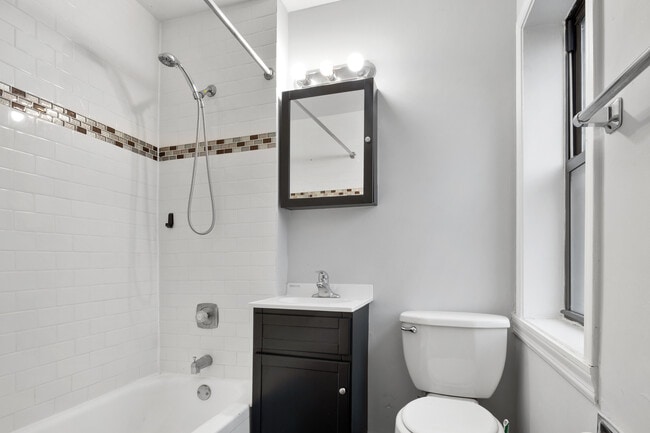 Building Photo - 4520 N Clarendon Ave