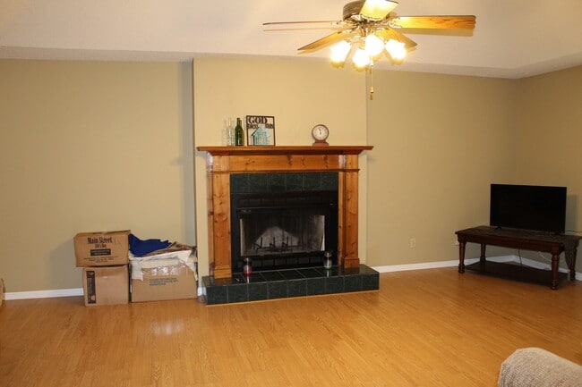 Building Photo - Exquisite 3BR/2BA Home Minutes from Moody AFB with Luxurious Features!