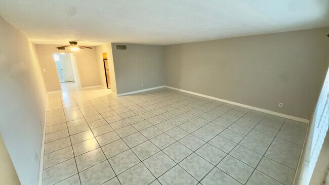 Building Photo - Spacious 1-Bed Condo in Sutton House – 974...