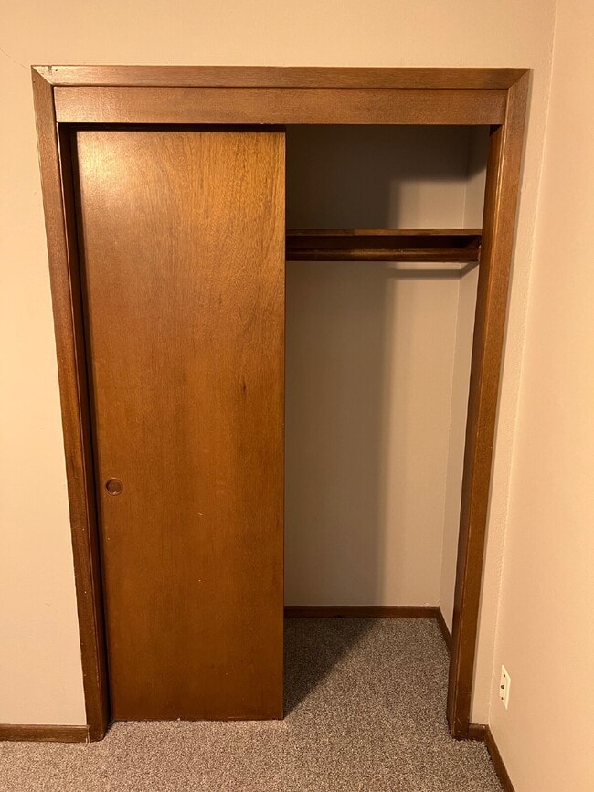 Building Photo - 3 Bedroom Duplex on South Side of Des Moines Available!