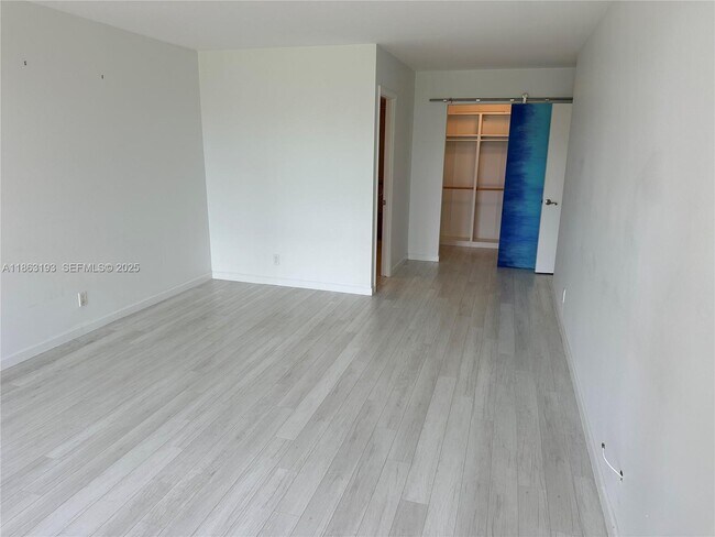 Building Photo - 400 Leslie Dr