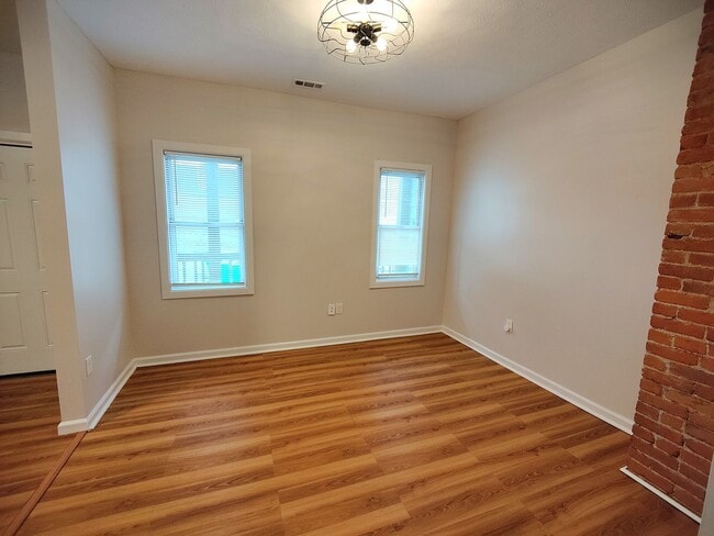 Building Photo - *Recently Updated 2BD/1BA Apartment availa...