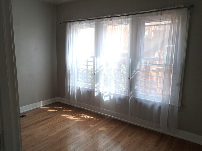Bedroom - 2221 W Touhy Ave