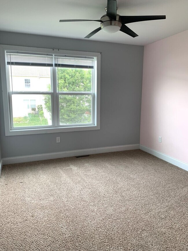 Building Photo - Spacious 3-Bed, 2.5-Bath Townhouse with Fe...