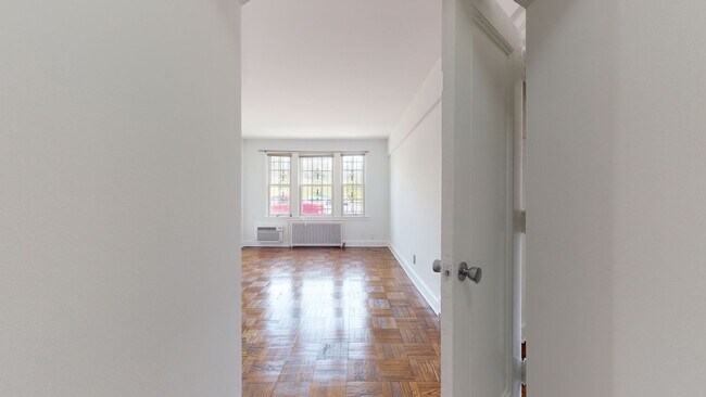 Building Photo - MacArthur Park One Bedroom W/Off Street Pa...