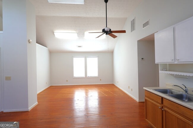 Building Photo - 217 Mountain View St