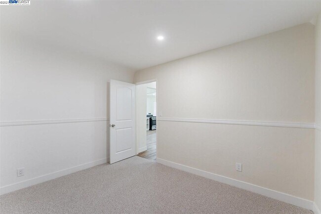 Building Photo - 5478 Vicente Way
