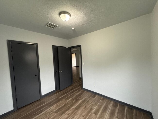 Building Photo - 2318 W 33rd St S