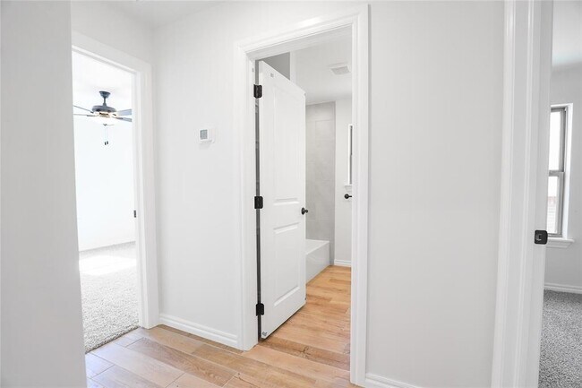 Building Photo - 8201 Mountain Oak Dr