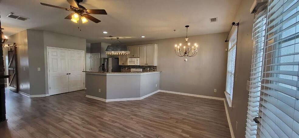 Building Photo - 45 Newnan Lakes Dr