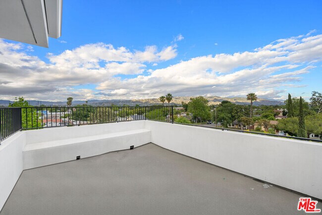 Building Photo - 5246 Auckland Ave