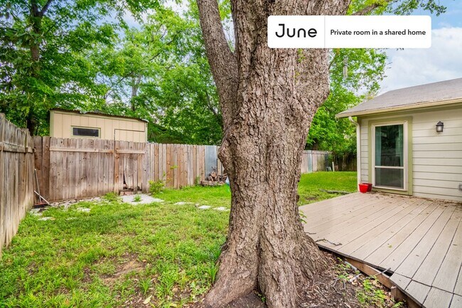 Building Photo - Private bedroom in 3 bed/2 bath Home