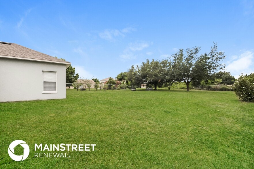 Building Photo - 710 Paris Dr