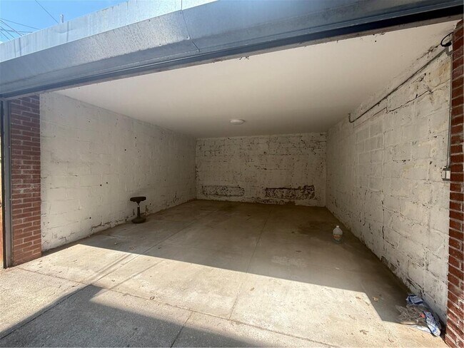 Building Photo - 561 61st St