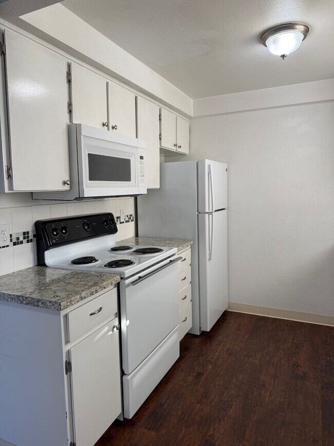 Building Photo - 1/2 off 1st Month's Rent - Cute Two Bedroom With Detached Garage