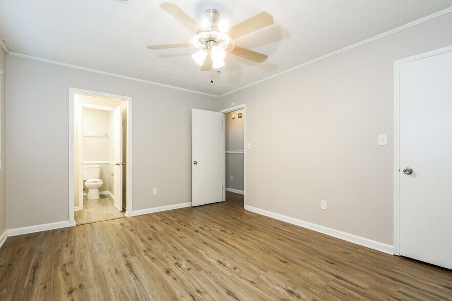 Building Photo - 8450 N Pond Dr