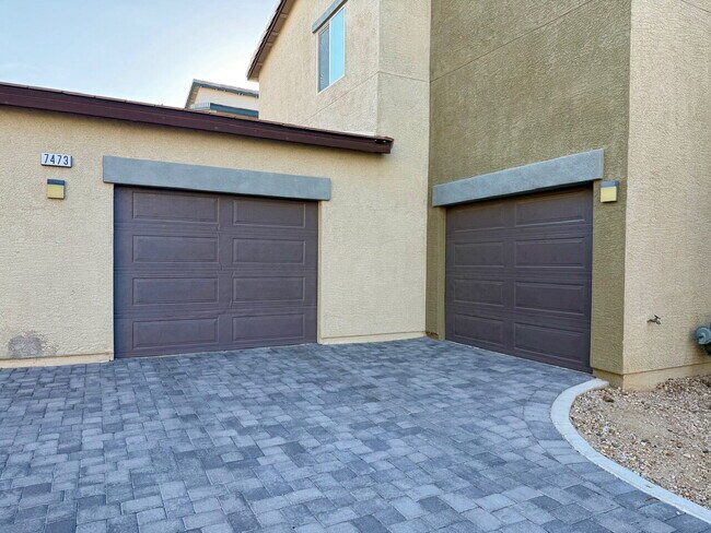 Building Photo - GATED 4 BED 2.5 BATH 2 CAR GARAGE SINGLE FAMILY HOME w/ LOFT, BEDROOM DOWNSTAIRS, NEXT TO COMMUNI...