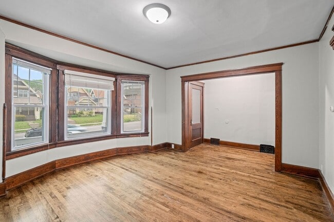 Building Photo - Oakland Upper Flat near campus