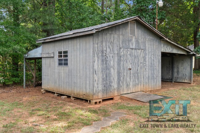 Building Photo - 2 Bedroom, 2 Bath Home located in Tanglewood Shores