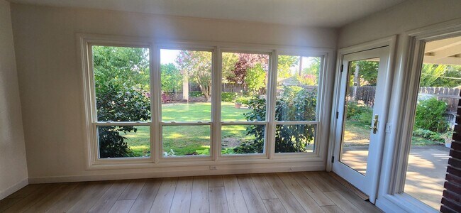 Building Photo - 3 Bedroom 1 Bathroom Charmer in Hollywood ...
