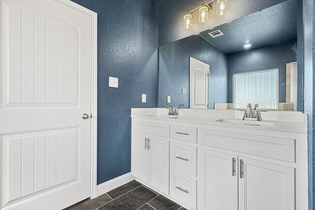 Building Photo - Modern 3 Bed / 2 Bath Home with Granite Kitchen & Full Fenced Yard in Temple