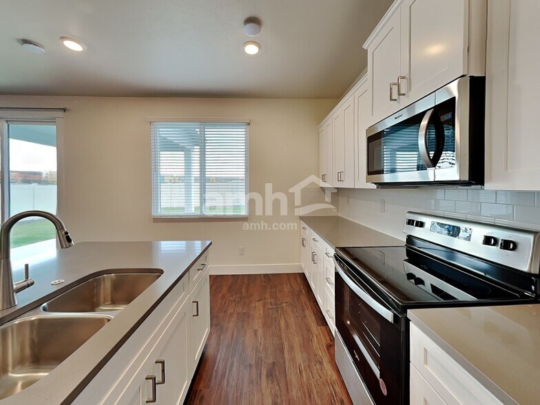 Building Photo - 1052 S Woodsome Ave