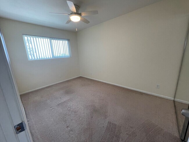 Building Photo - Charming upstairs 2/2 Condo in Clairemont