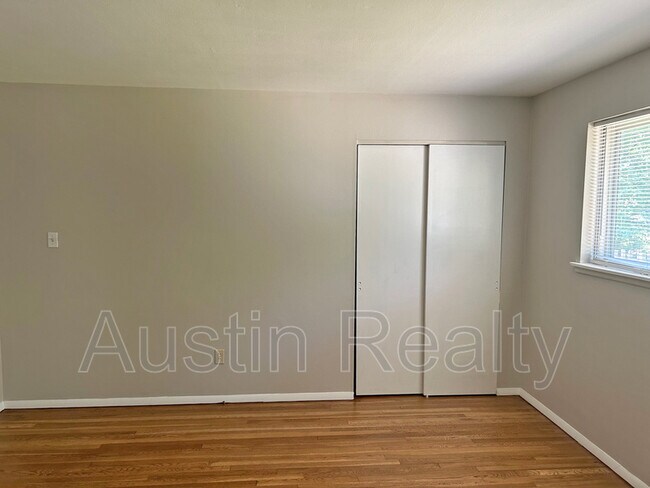 Building Photo - 836 Holiday Ave