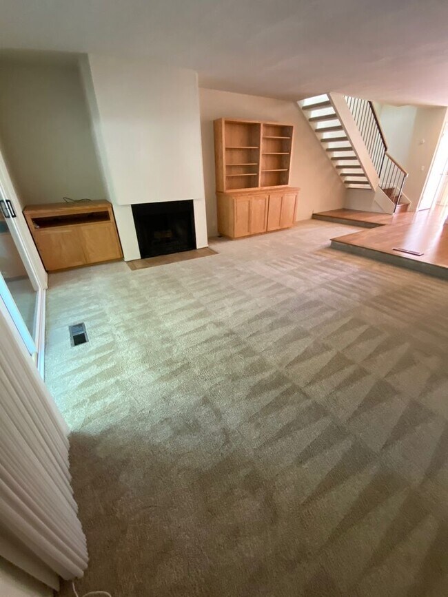 Building Photo - $4900-  Mountain View Townhouse-2 bedroom 2.5 bath.