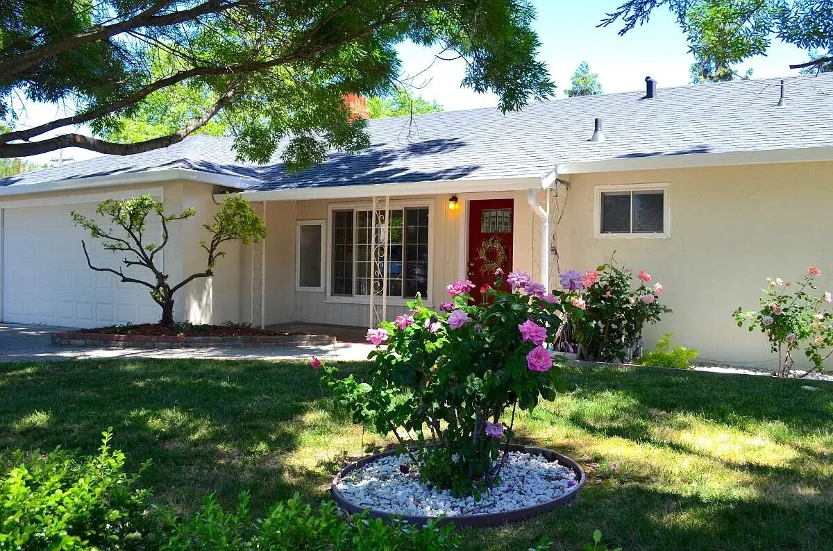 Front view 1 - 2355 Geraldine Dr