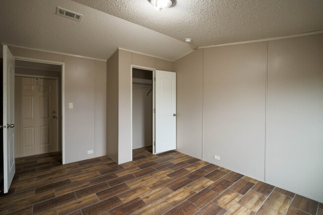 Secondary bedroom w/ closet. - 1225 Orizaba