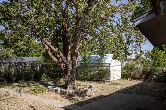 Building Photo - Cute, Clean and Central 3 bedroom 2 bathroom