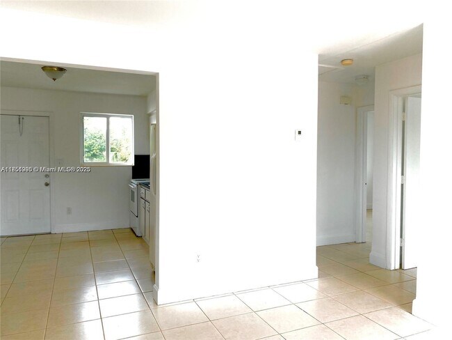 Building Photo - 931 SW 29th Ave