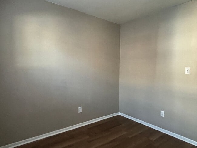 Building Photo - 4 Bed, 1.5 Bath Pet-Friendly Home with Fully Fenced Backyard