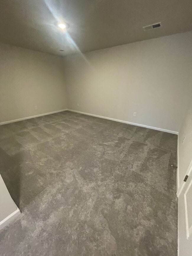 Building Photo - 4 Bedroom 3 Bath Townhome in the Stoneledge Community