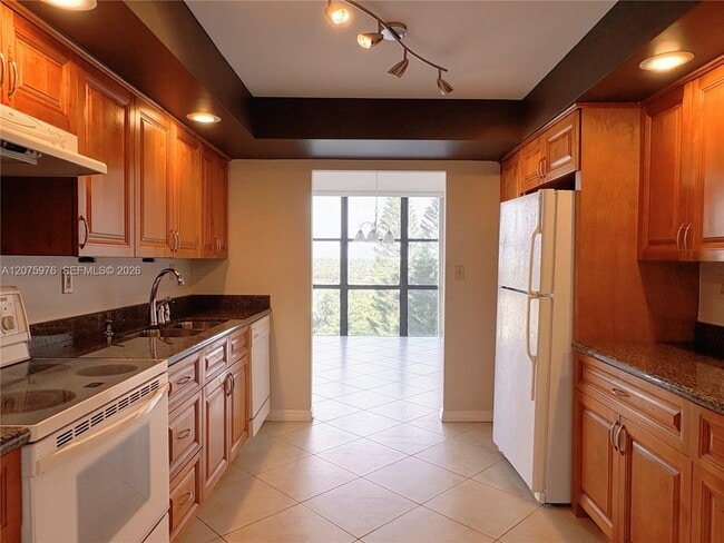 Building Photo - 800 Parkview Dr