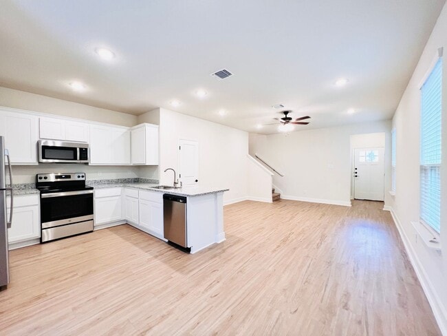 Building Photo - 10322 Lynwood Vlg