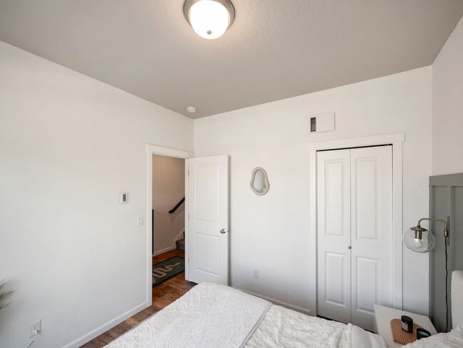 Building Photo - 2423 W Bridge Ave