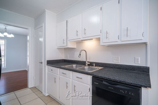 Building Photo - 7811 Woodpointe Dr