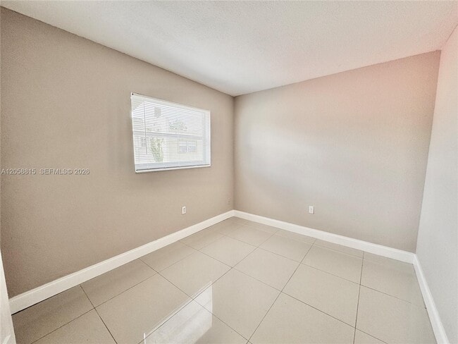 Building Photo - 3840 SW 52nd Ave