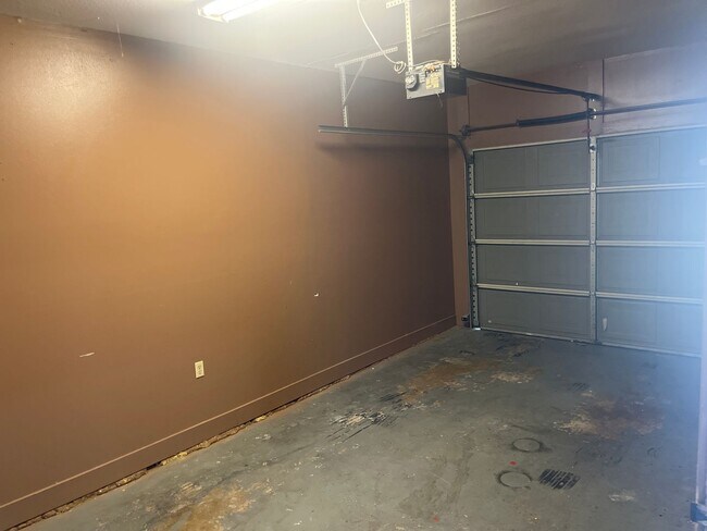 Building Photo - 317 W 16th Ct