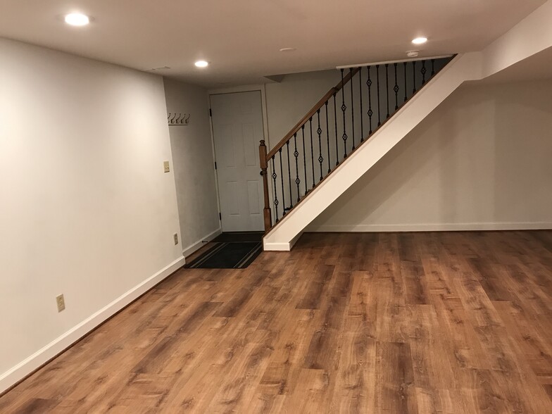 Building Photo - 563 Hickory Dr