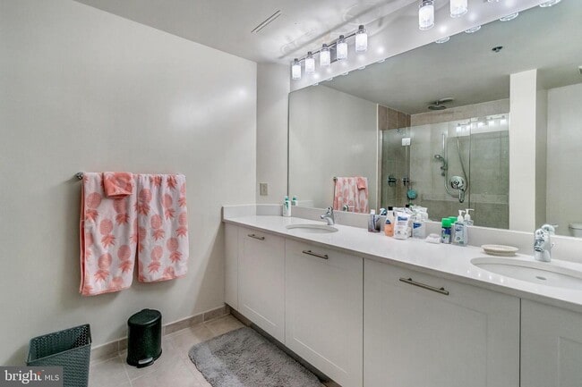 Building Photo - 5750 Bou Ave