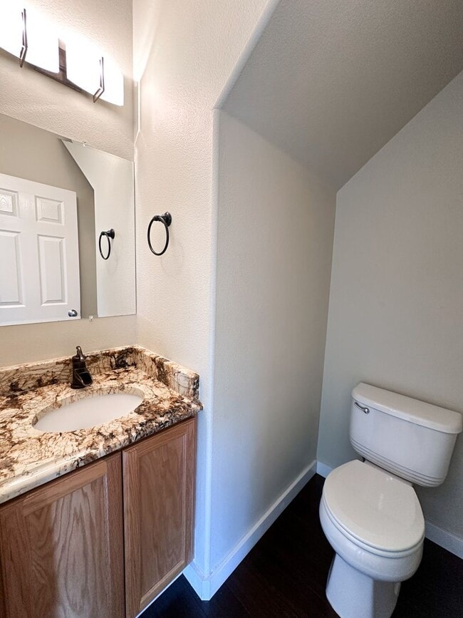 Building Photo - Beautiful Duplex, High End Finishes with L...