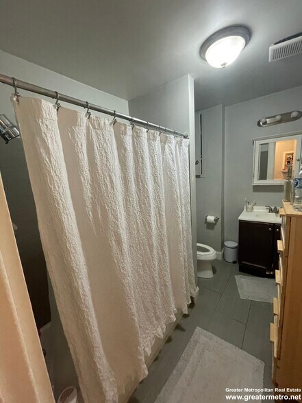 Building Photo - 764 E 8th St