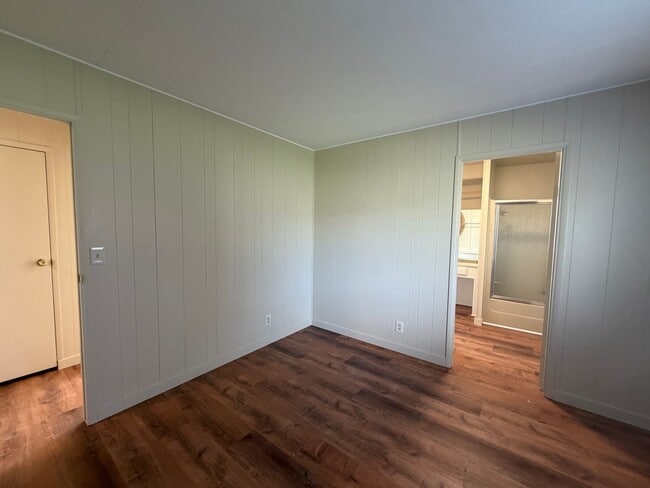 Building Photo - 3 Bedroom, 2.5 Bath - Three Bay garage